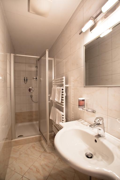 Cityhotel Schwarzer Baer Innsbruck Ruang foto